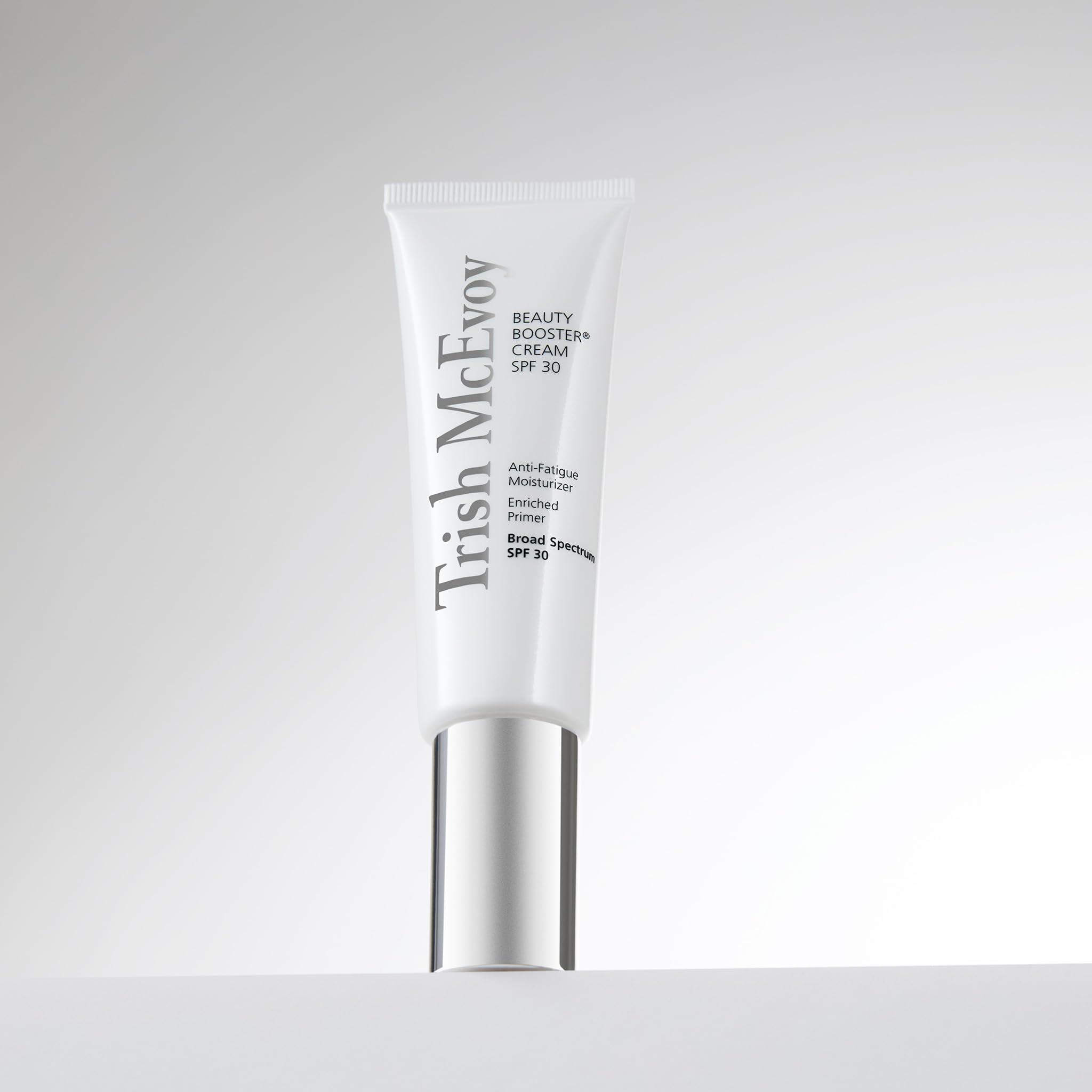 Base maquillage Protective Shield par Trish McEvoy, teint lissé et tenue longue.
