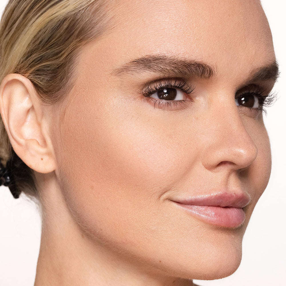 Texture satinée du Bronzer Refill Trish McEvoy qui glisse facilement et assure un fini naturel.