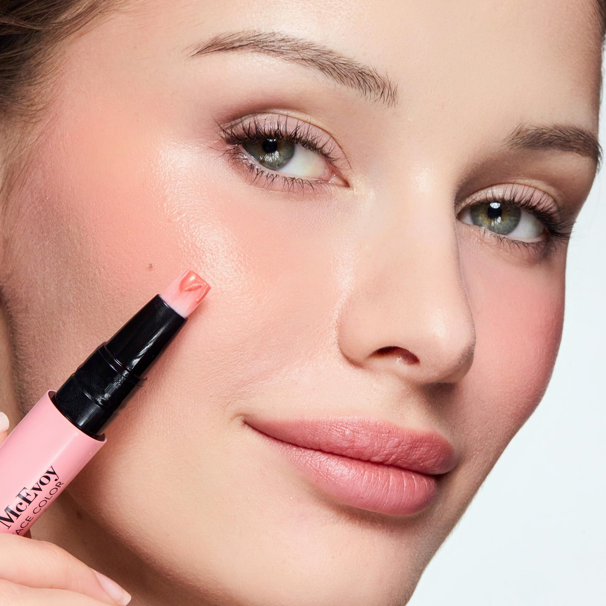 Trish McEvoy Glow utilise l’embout pour un placement précis.