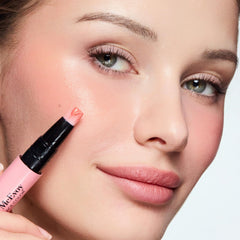 Trish McEvoy Glow utilise l’embout pour un placement précis.