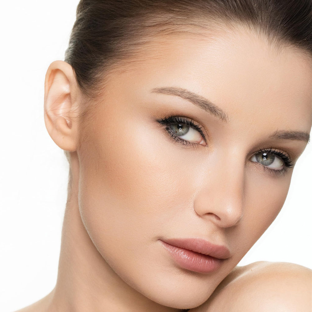 Trish McEvoy Dual Resort Bronzer Recharge, étui compact à double niveau pour modelage précis.