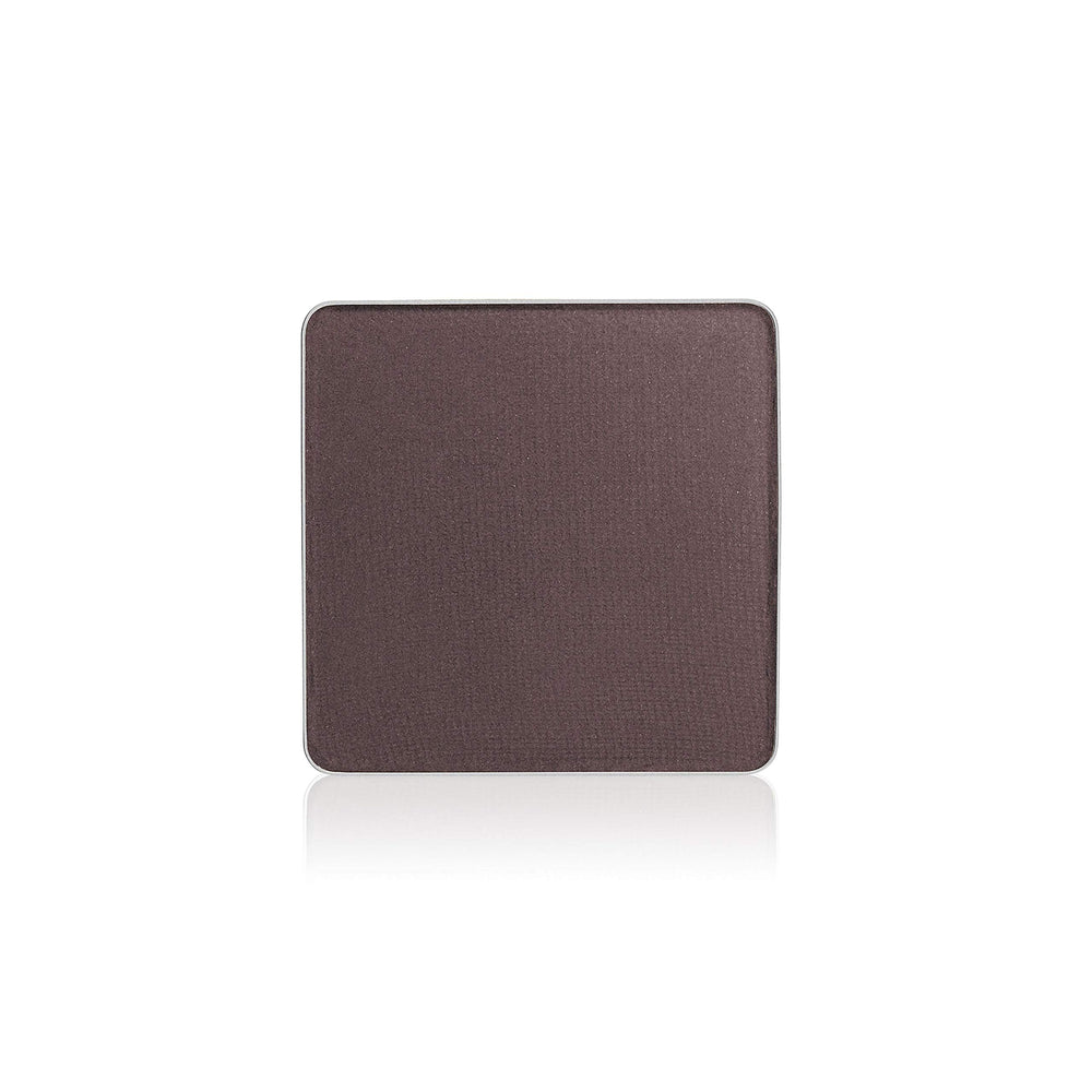 Trish McEvoy Eye Definer Deep Aubergine dans son emballage, regard intense en perspective.