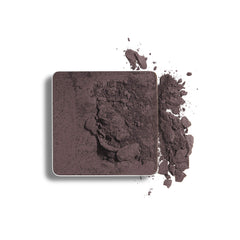Application précise avec le pinceau ligneur sur Eye Definer Deep Aubergine.