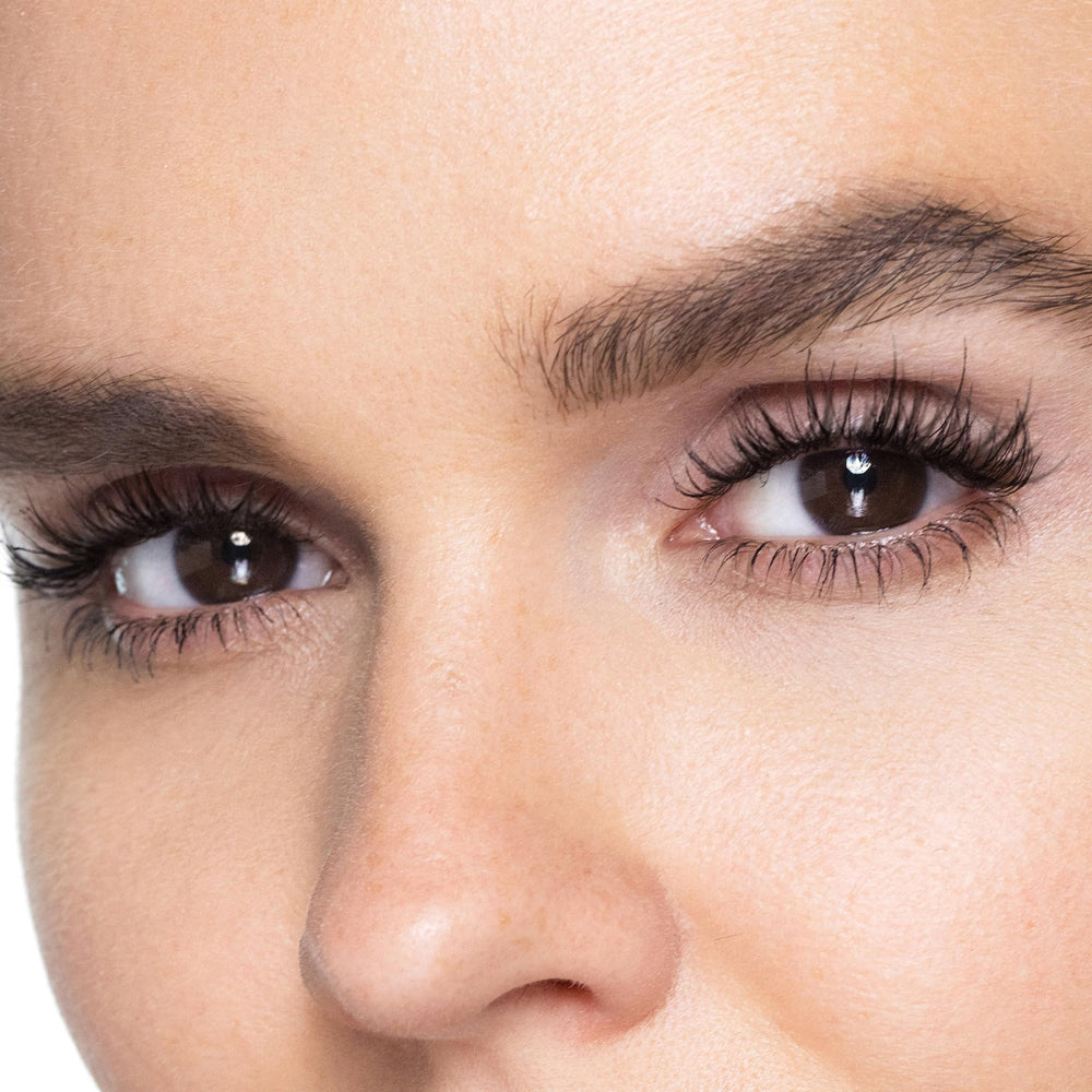 Trish McEvoy Lash Curling Mascara : emballage élégant prêt à l'emploi pour votre rituel.