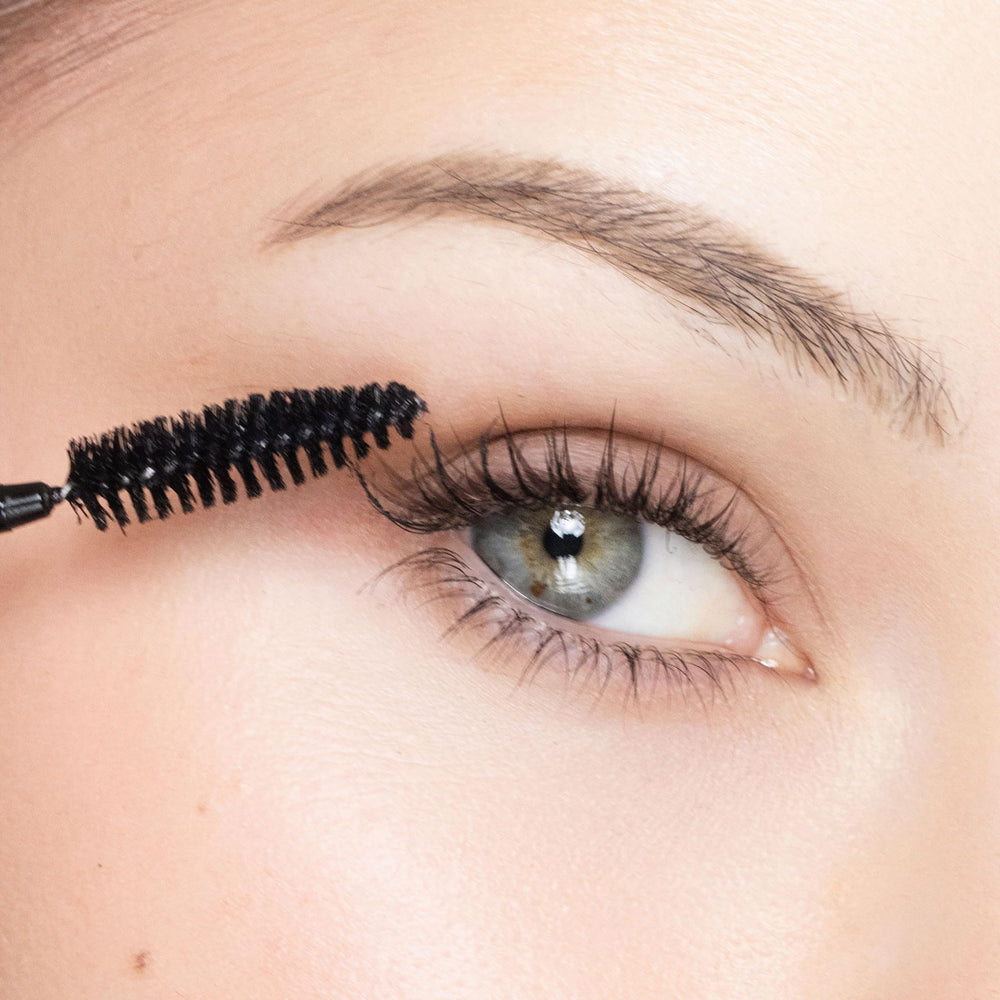Trish McEvoy Lash Curling Mascara : texture polymère pour une tenue longue durée.