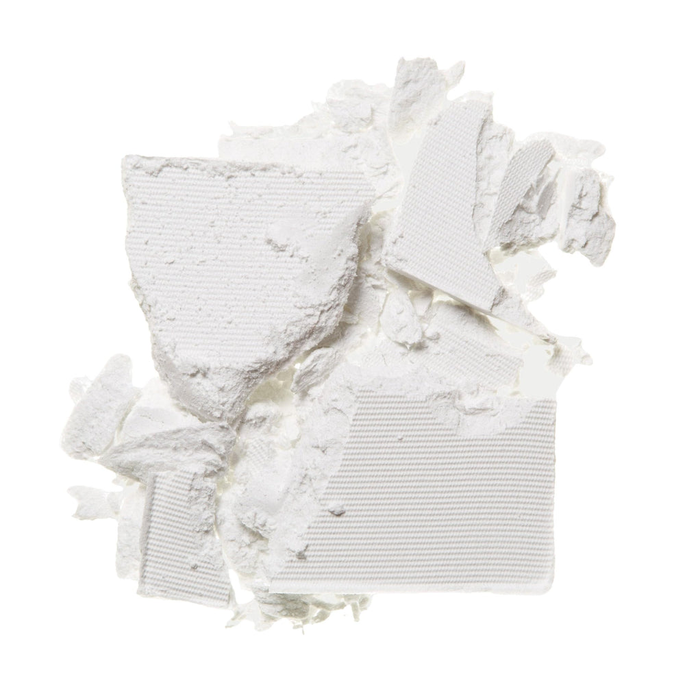 Démonstration application poudre translucide Trish McEvoy sur le visage, pores minimisés