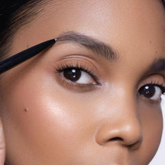 Trish McEvoy Precision Brow Shaper – contour des sourcils facilité et homogène.