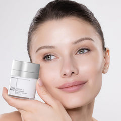 Crème apaisante et lumineuse agit comme base légère avant le maquillage.