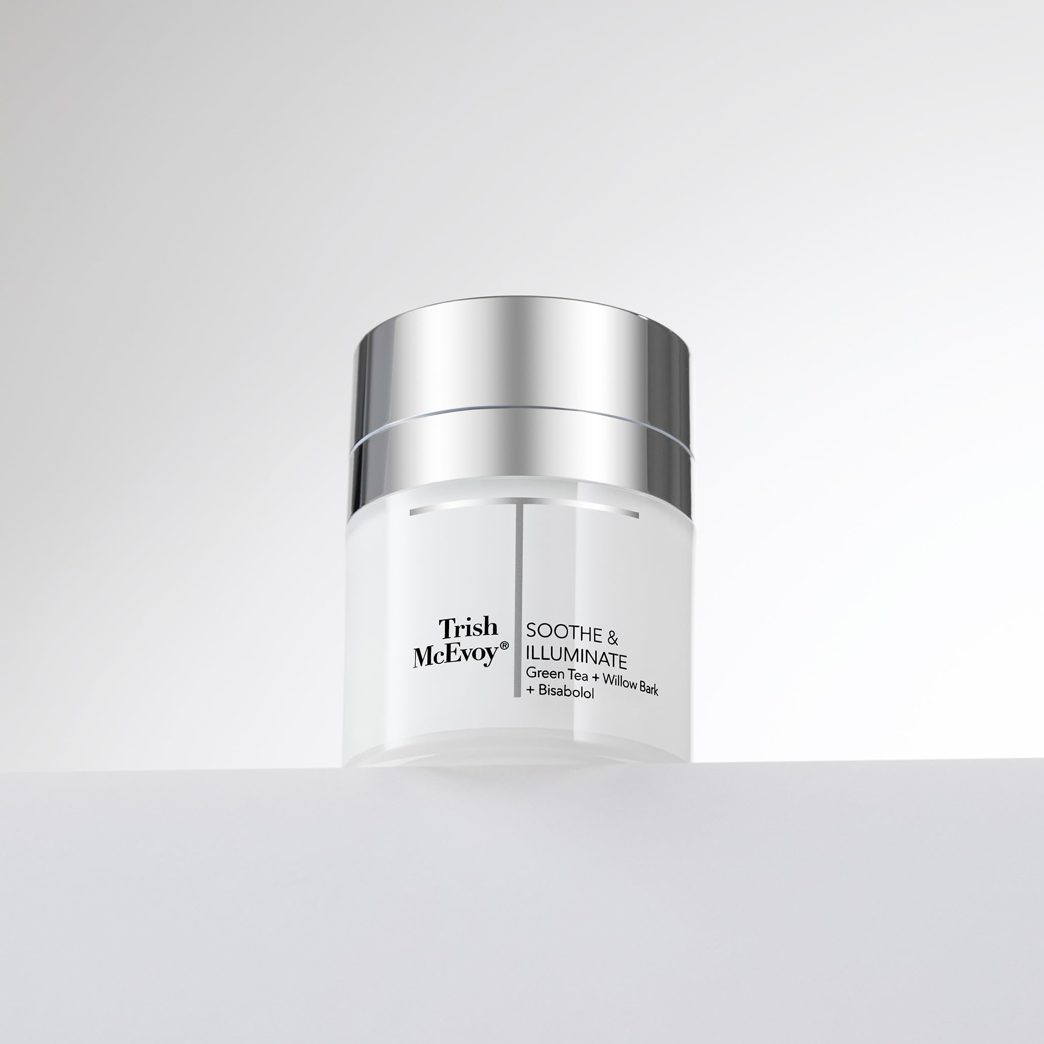 Texture soyeuse de la Crème apaisante et lumineuse pour un éclat naturel.