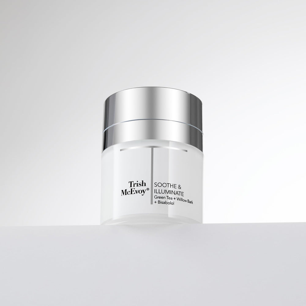 Texture soyeuse de la Crème apaisante et lumineuse pour un éclat naturel.
