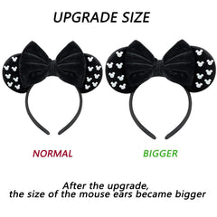 Détails perles sur les oreilles souris, signature Trnerm pour un style fantaisie.