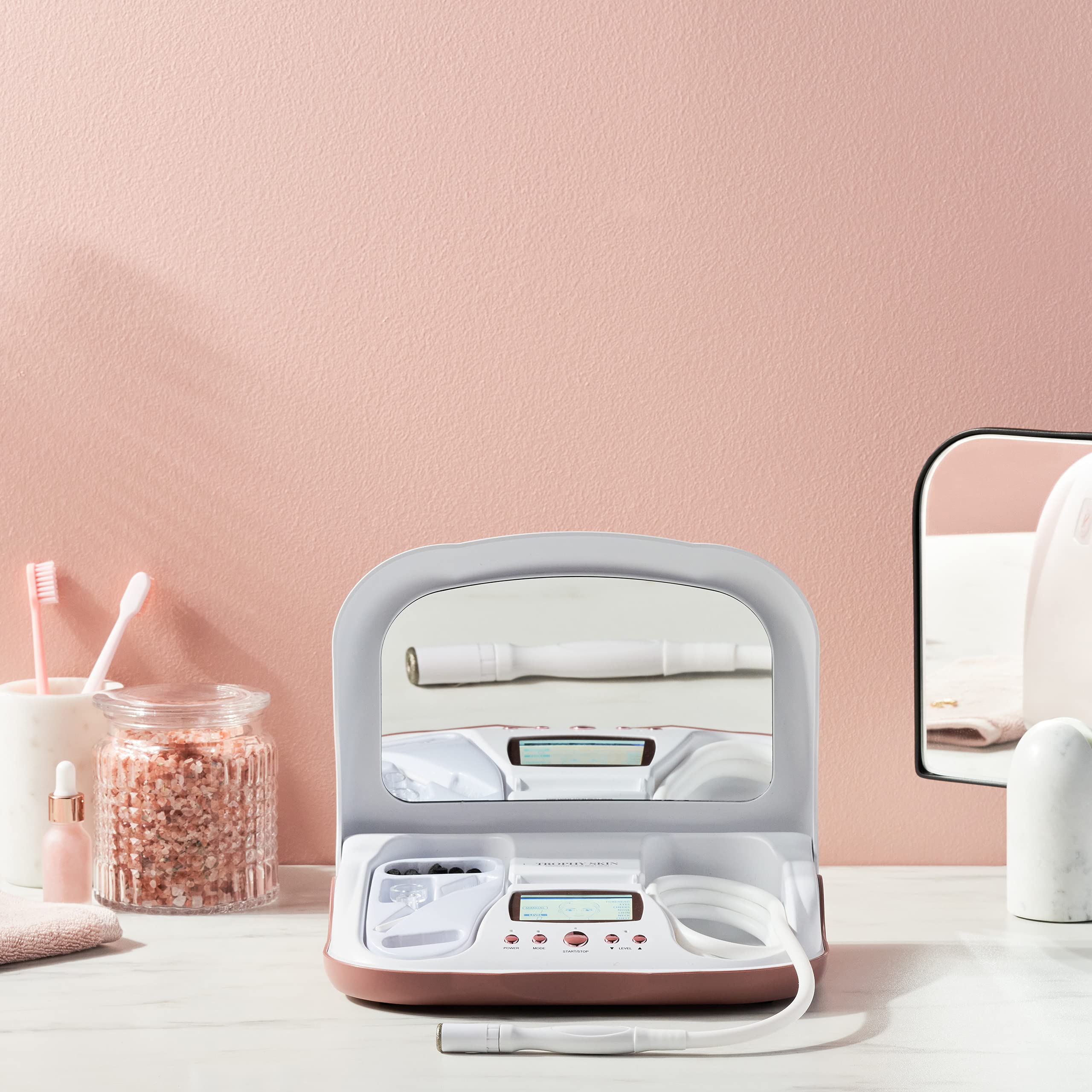 Trophy Skin MicrodermMD – puissance d’aspiration réglable pour ajuster le soin visage.