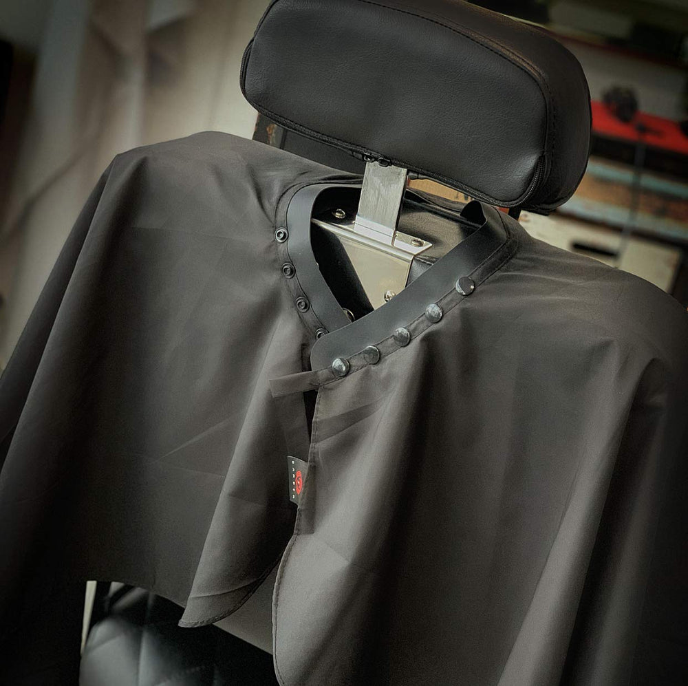 Cape TRU BARBER 50x58 pouces noir et rouge, couverture adaptée.
