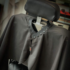 Cape TRU BARBER 50x58 pouces noir et rouge, couverture adaptée.