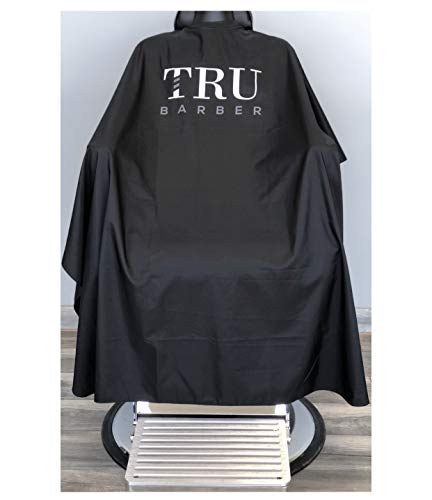 Cape TRU BARBER avec fermeture à pression — ajustement rapide et sécurisé.