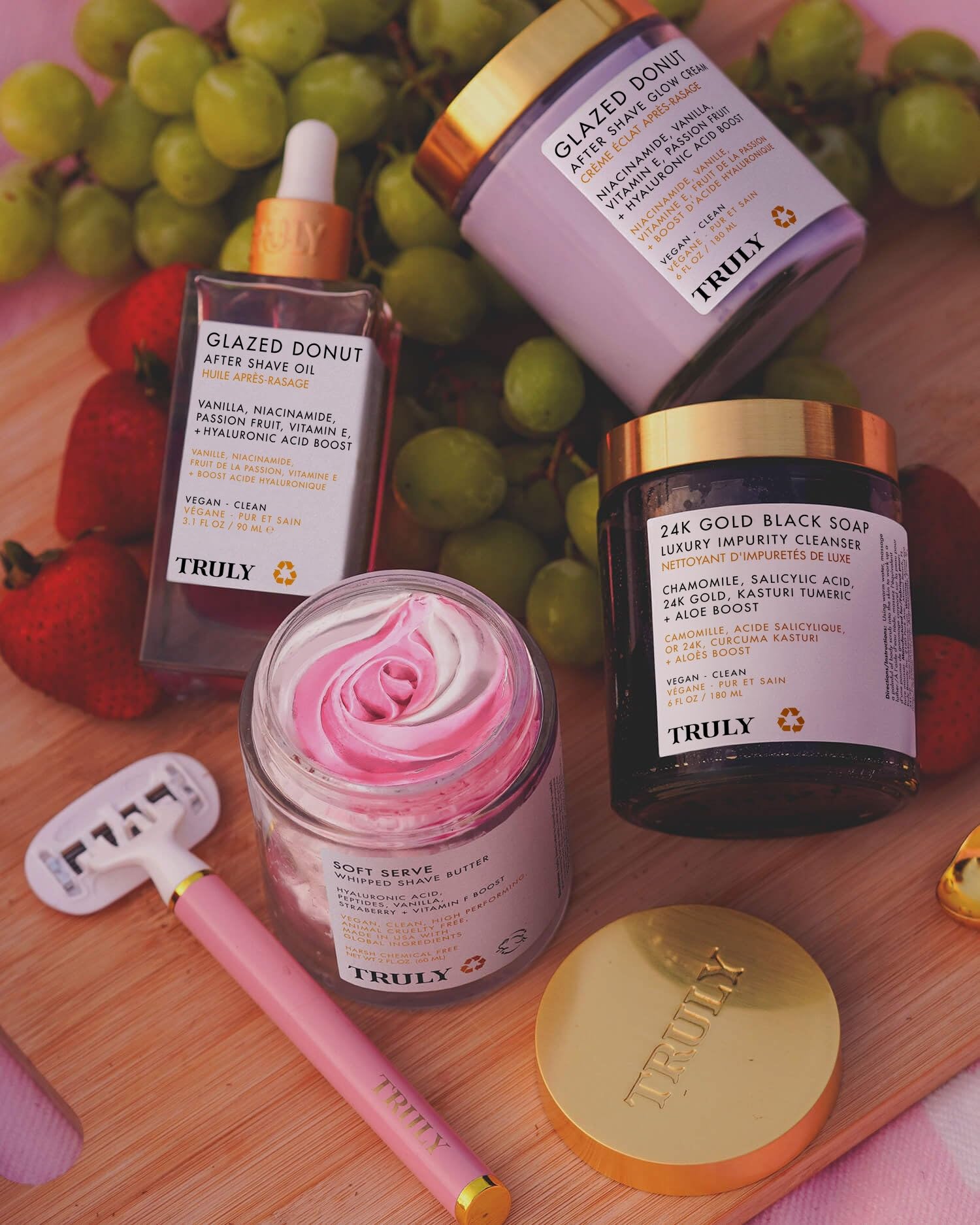 Grains exfoliants visibles dans le savon Truly pour une sensation propre et revigorée.