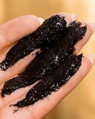 Effet doré subtil et beurre luxueux apportent texture riche à la routine.
