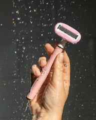 Gel aloès véra et karité Truly Life pour une glisse douce et hydratante.