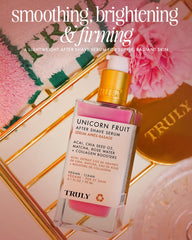 Texture légère du sérum Unicorn Fruit de Truly Beauty prête à pénétrer rapidement.