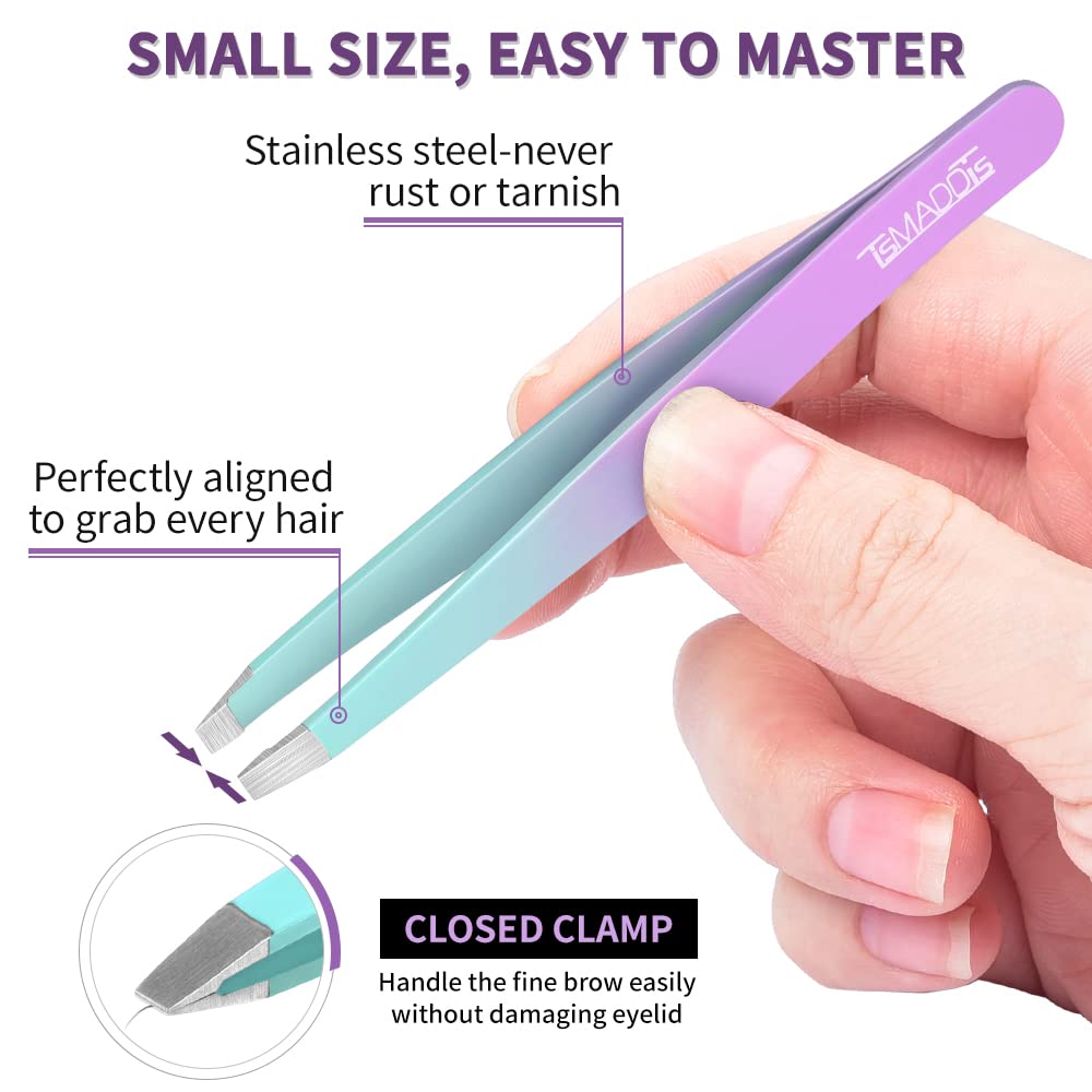 Brosse double-face TsMADDTs pour sourcils: démêlage et nettoyage en un geste.