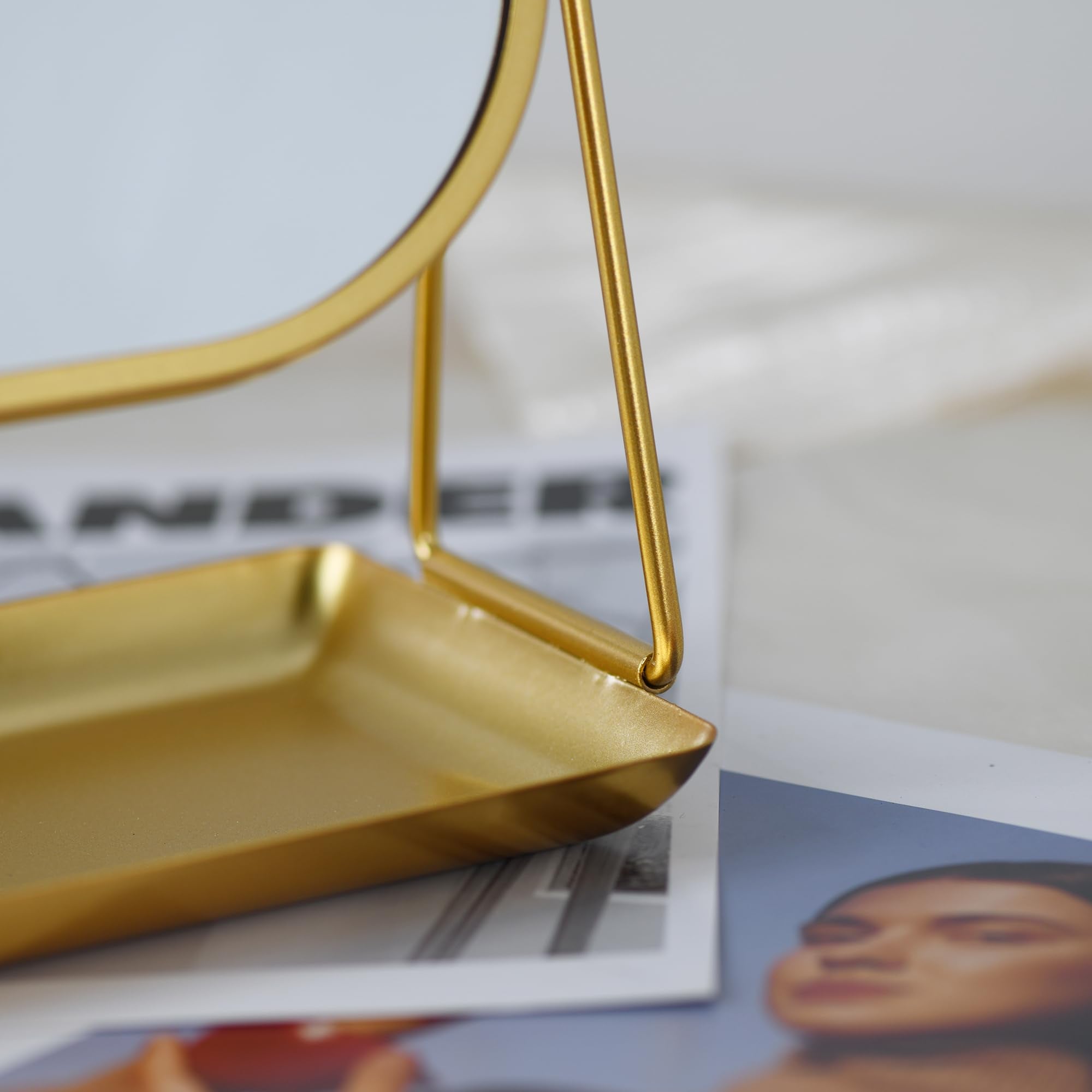 Miroir Tstarer avec socle stable, parfait pour une utilisation quotidienne.