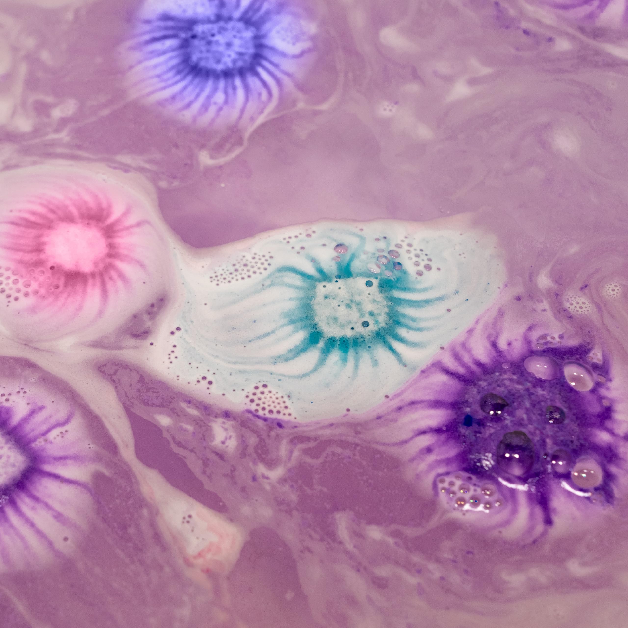 Tub Works Lil' Bursts cosmiques création bain: petits bombes qui explorent les couleurs et les motifs.