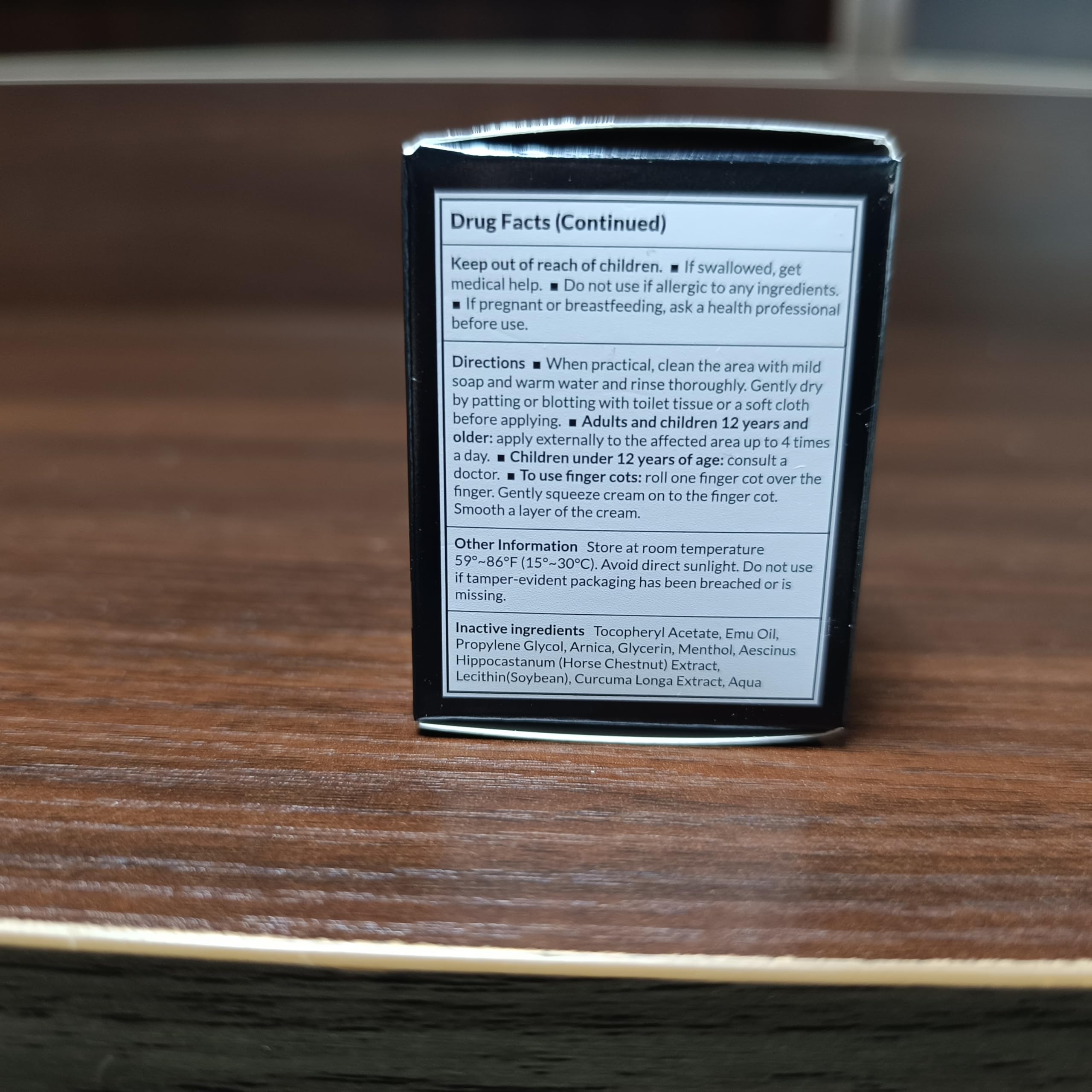 Tube noir à fermeture sécurisée facilitant les applications propres