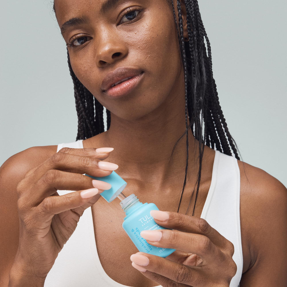 Sérum TULA appliqué sur le visage, texture légère et agréable.