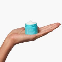 Application autour des yeux TULA: massage doux nourrissant le contour.