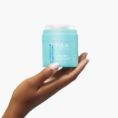 Application nocturne TULA Bedtime révèle une peau lumineuse au réveil.