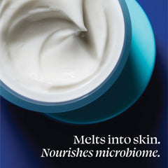 Application au doigt de la crème TULA 24-7, texture satinée