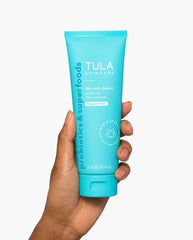 Texture mousse nettoyante TULA sur peau humide pour nettoyage en douceur.