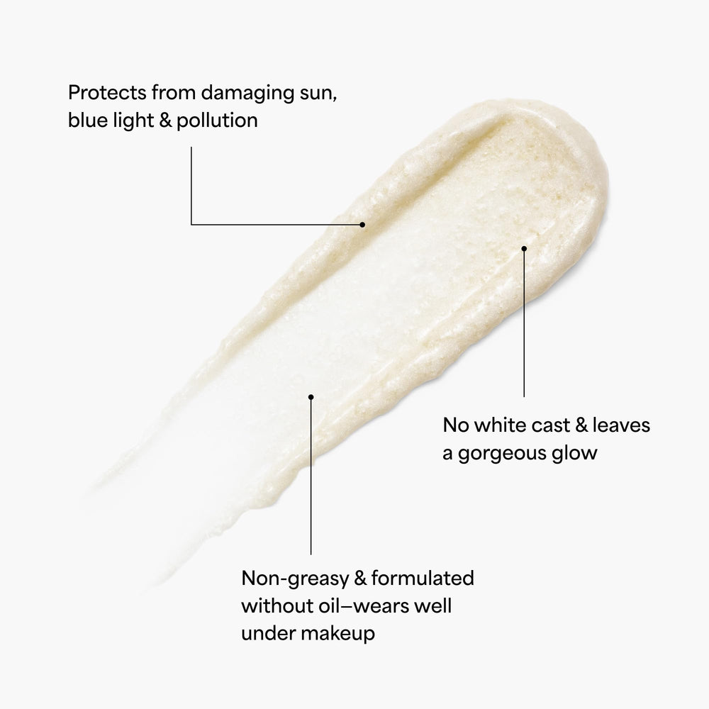 Application matinale avec TULA Protect + Glow, peau prête pour la journée.