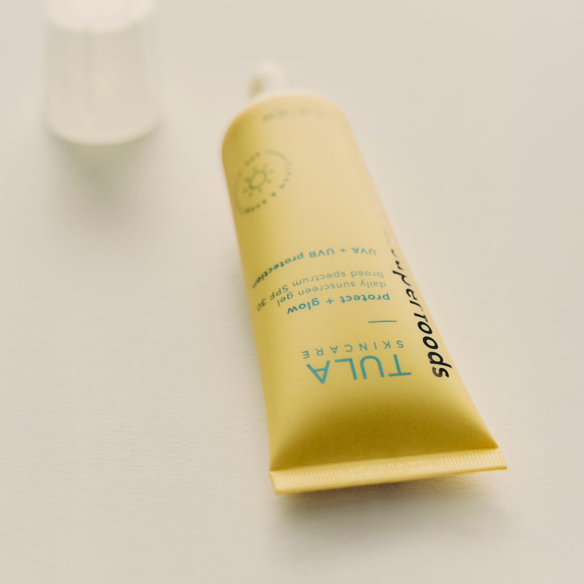 Emballage élégant et pratique de TULA Protect + Glow en format supersize.
