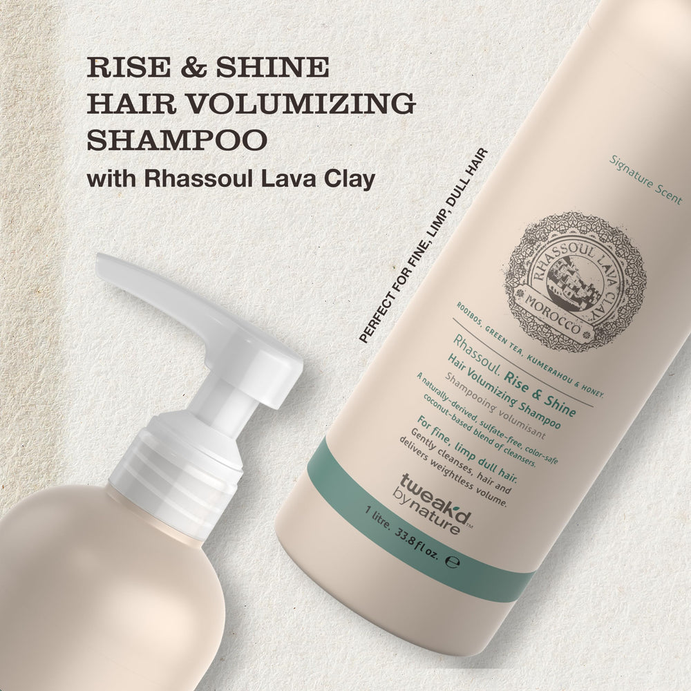 Versement fluide du shampooing sur les cheveux, démarrage du soin