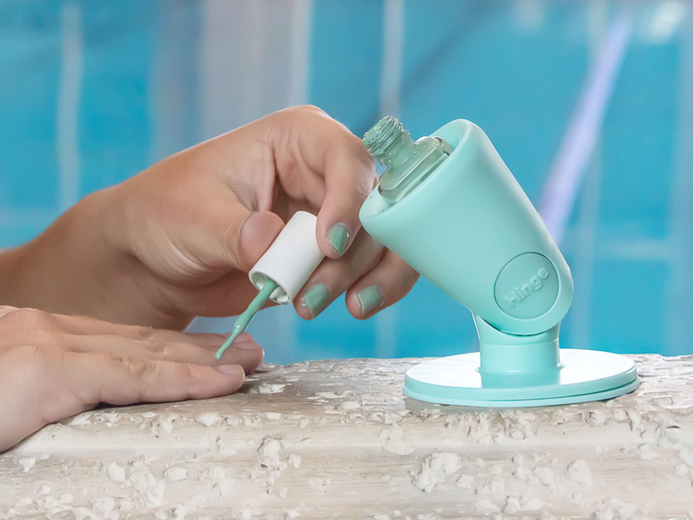 Tweexy Angle reglable optimise l’utilisation du vernis reste accessible.
