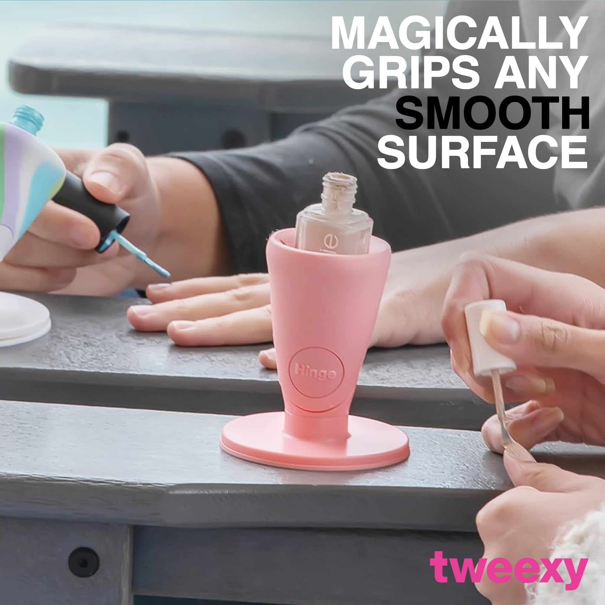 Accessoire de manucure Tweexy Hinge libérant les mains pendant le nail art.
