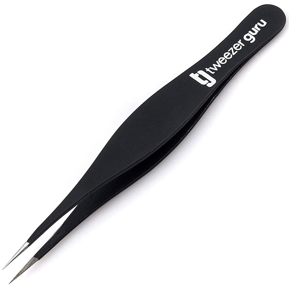 TWEEZER GURU pince à épiler pointue affichant l’embout précis pour le nez.
