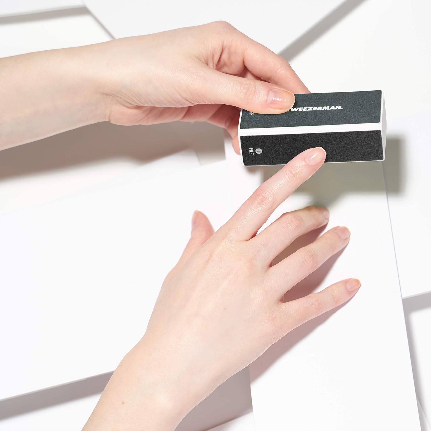 Tweezerman buffer d'ongles gris clair, fini lisse et uniforme.