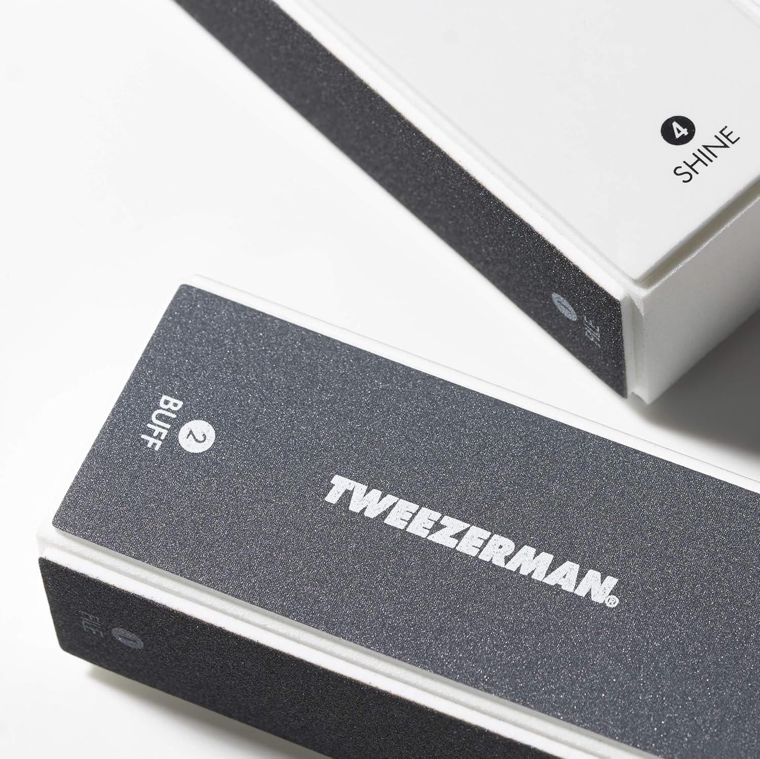 Tweezerman buffer d'ongles gris foncé, pour lisser les contours.
