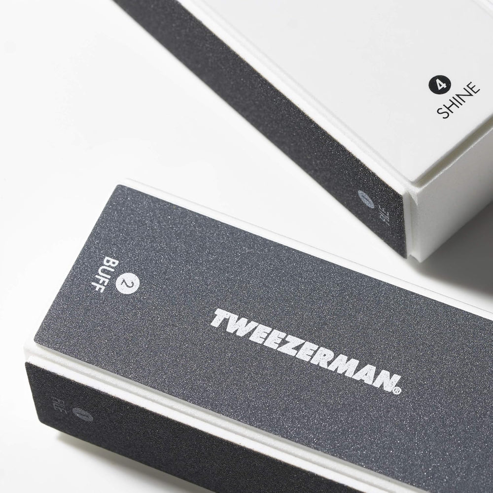 Tweezerman buffer d'ongles gris foncé, pour lisser les contours.