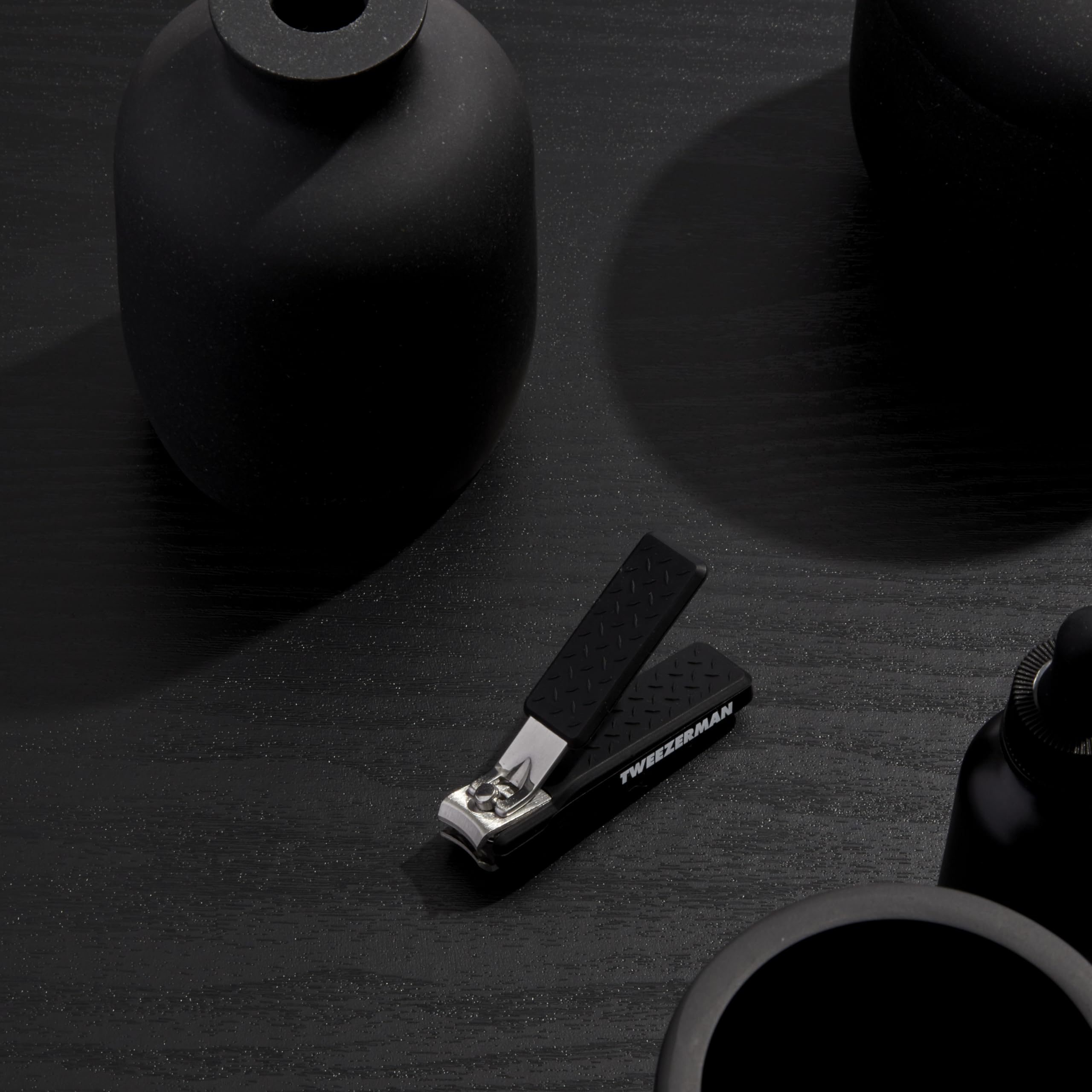Tweezerman clip-ongles precision-noir-coupe-centre: démarrer aux coins puis centrer pour une forme nette.