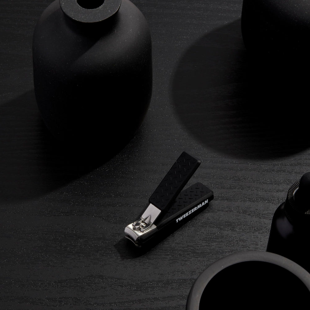 Tweezerman clip-ongles precision-noir-coupe-centre: démarrer aux coins puis centrer pour une forme nette.