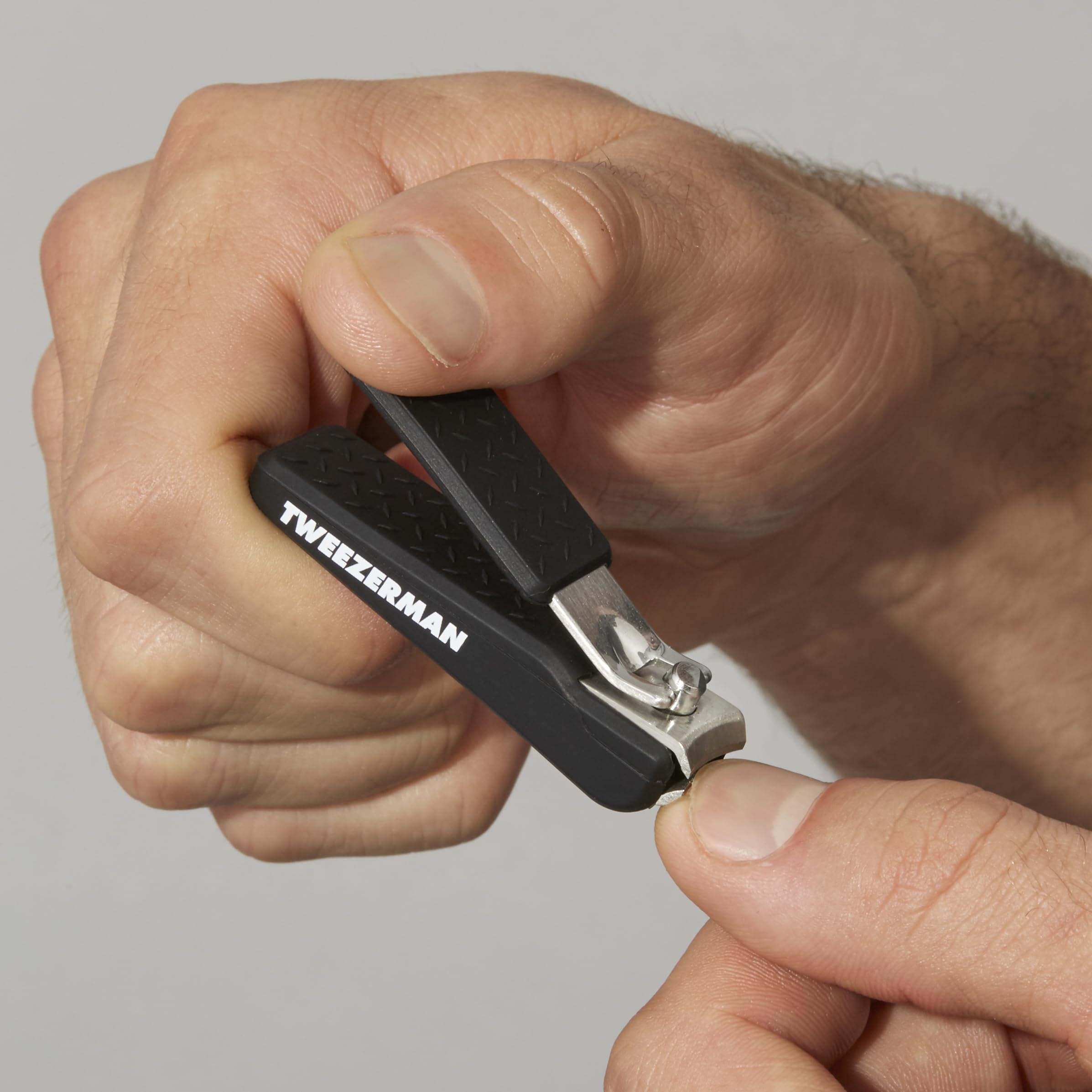 Tweezerman clip-ongles precision-noir-design-sans-glissement: contrôle renforcé pendant la coupe.