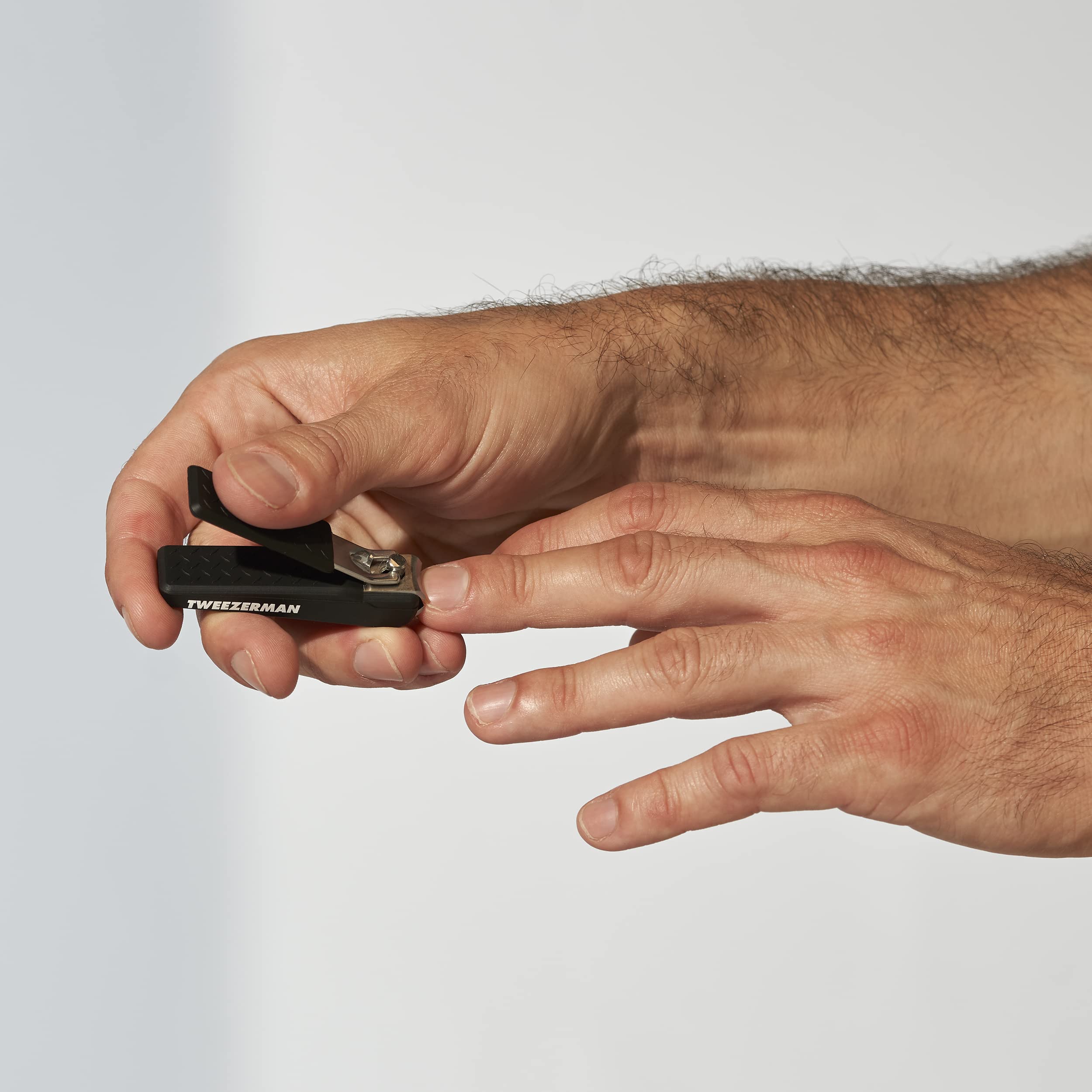 Tweezerman clip-ongles precision-noir-levier-rotation: levier simple pour une coupe contrôlée.