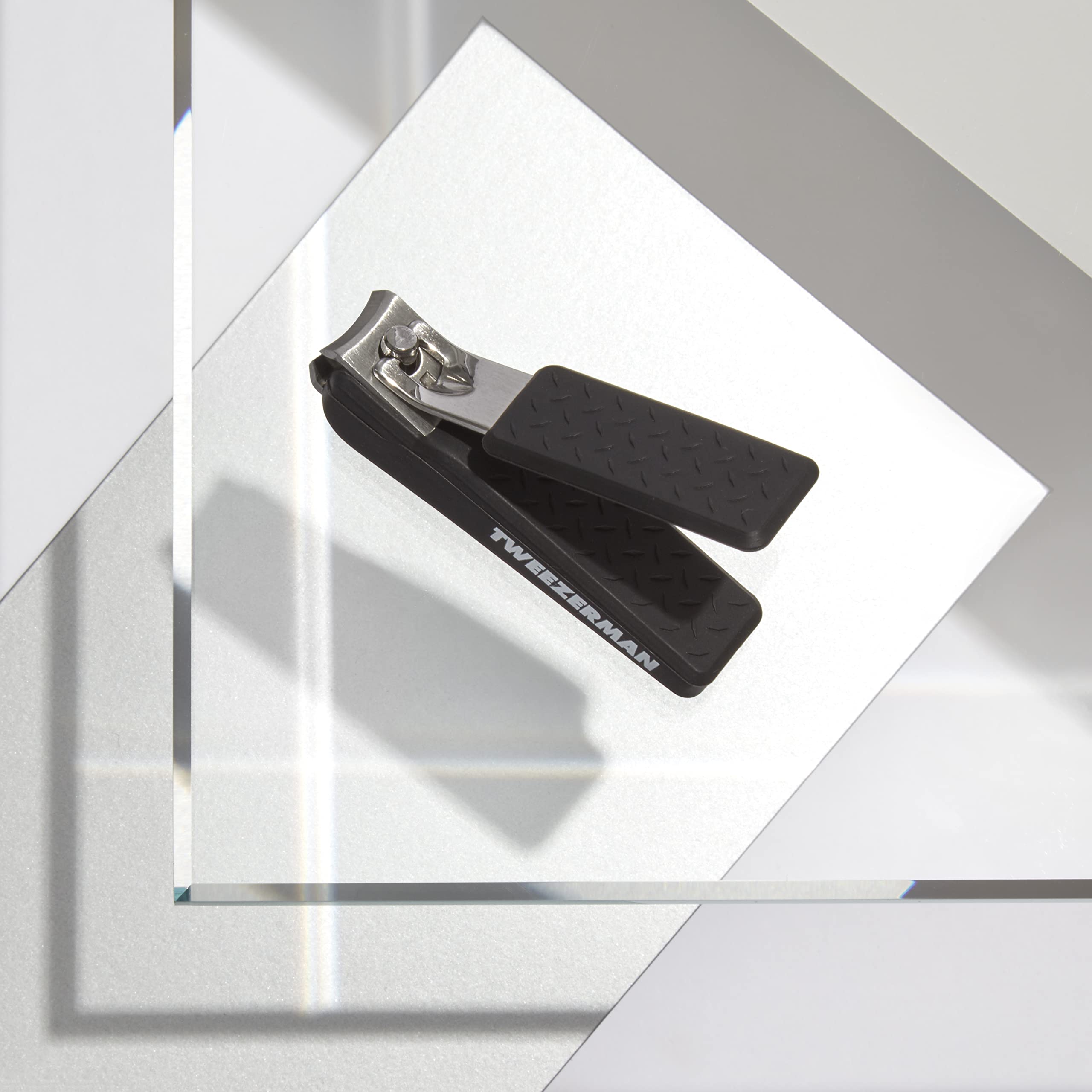 Tweezerman clip-ongles precision-noir-poignee-texturee: prise en main stable et antidérapante.