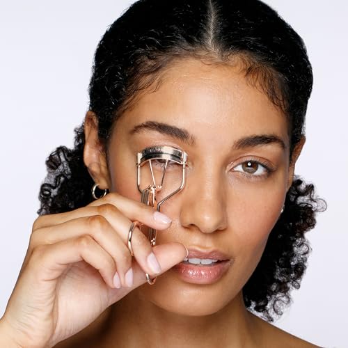 Recourbe-cils Tweezerman Curl 38 ouverture large atteint chaque cil sans pincement.