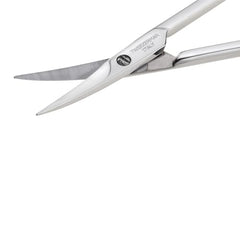 Tweezerman Cuticle Scissors offre un manche ergonomique pour le confort et le controle