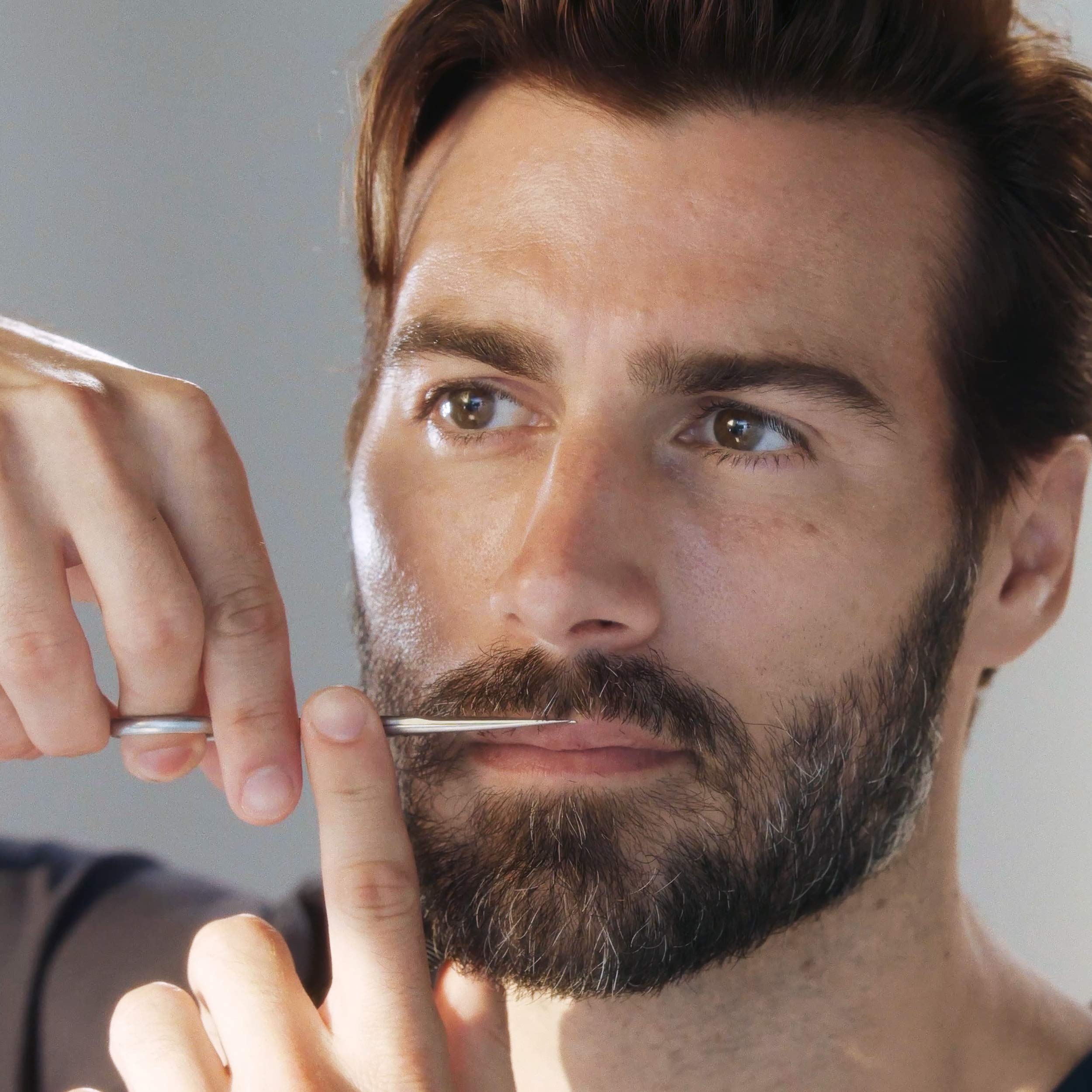 Tweezerman G.E.A.R. Ciseaux moustache – poignée ergonomique pour un contrôle précis.