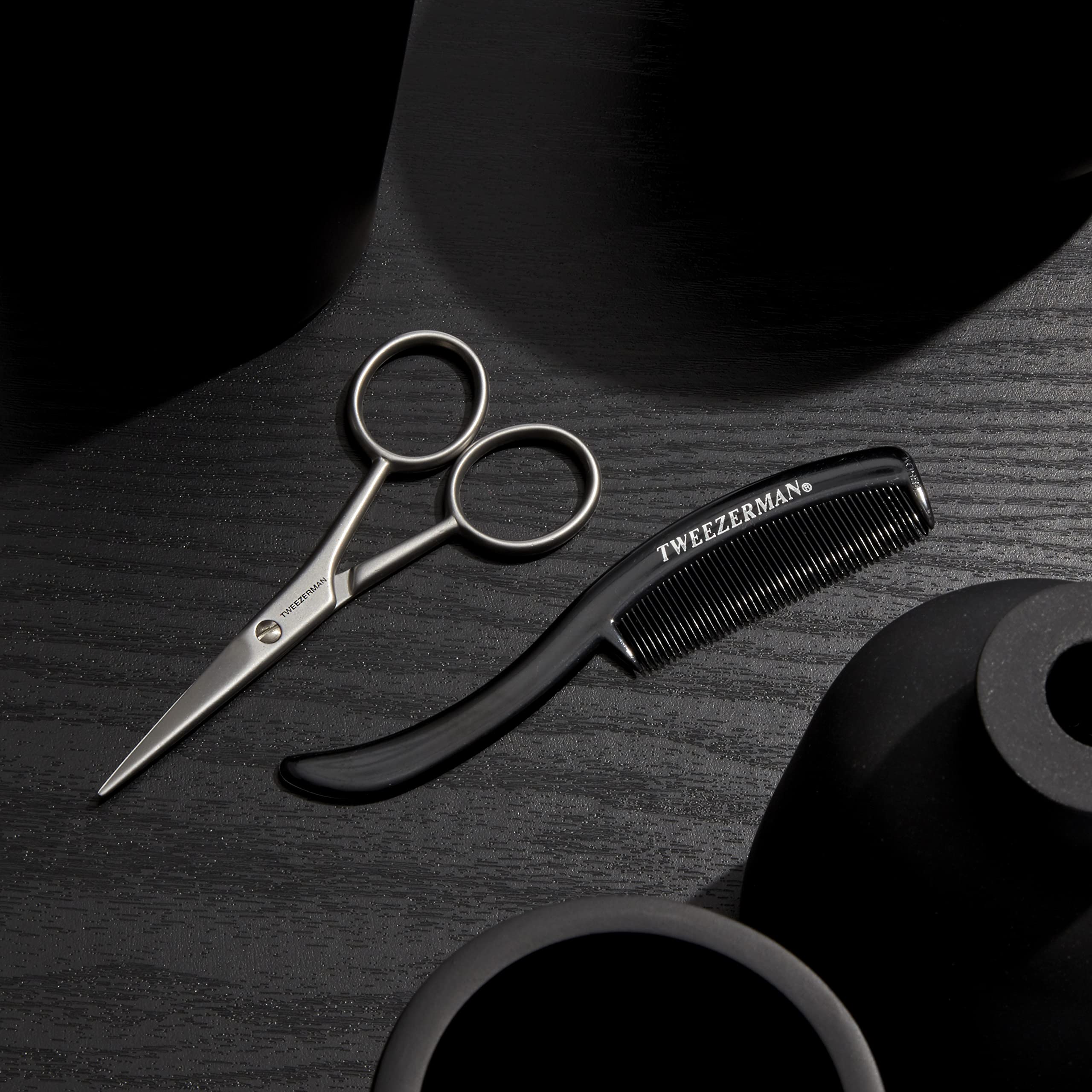 Tweezerman G.E.A.R. Peigne moustache – entretien rapide après la coupe.
